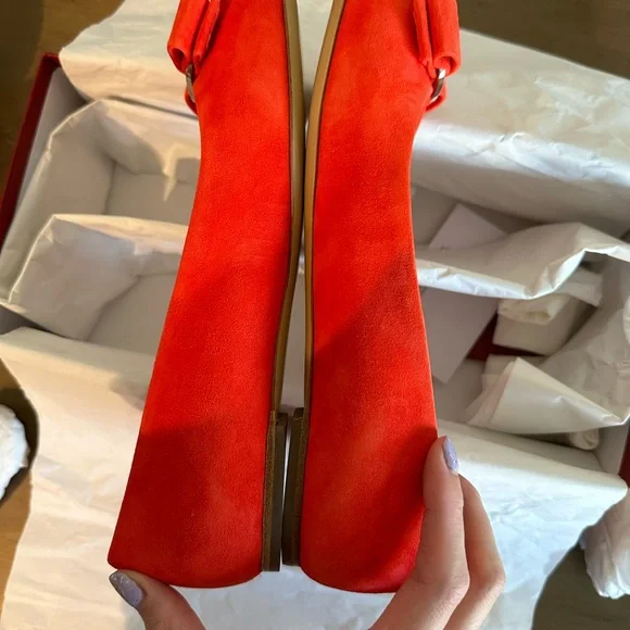SALVATORE FERRAGAMO US 7 FLATS $365!